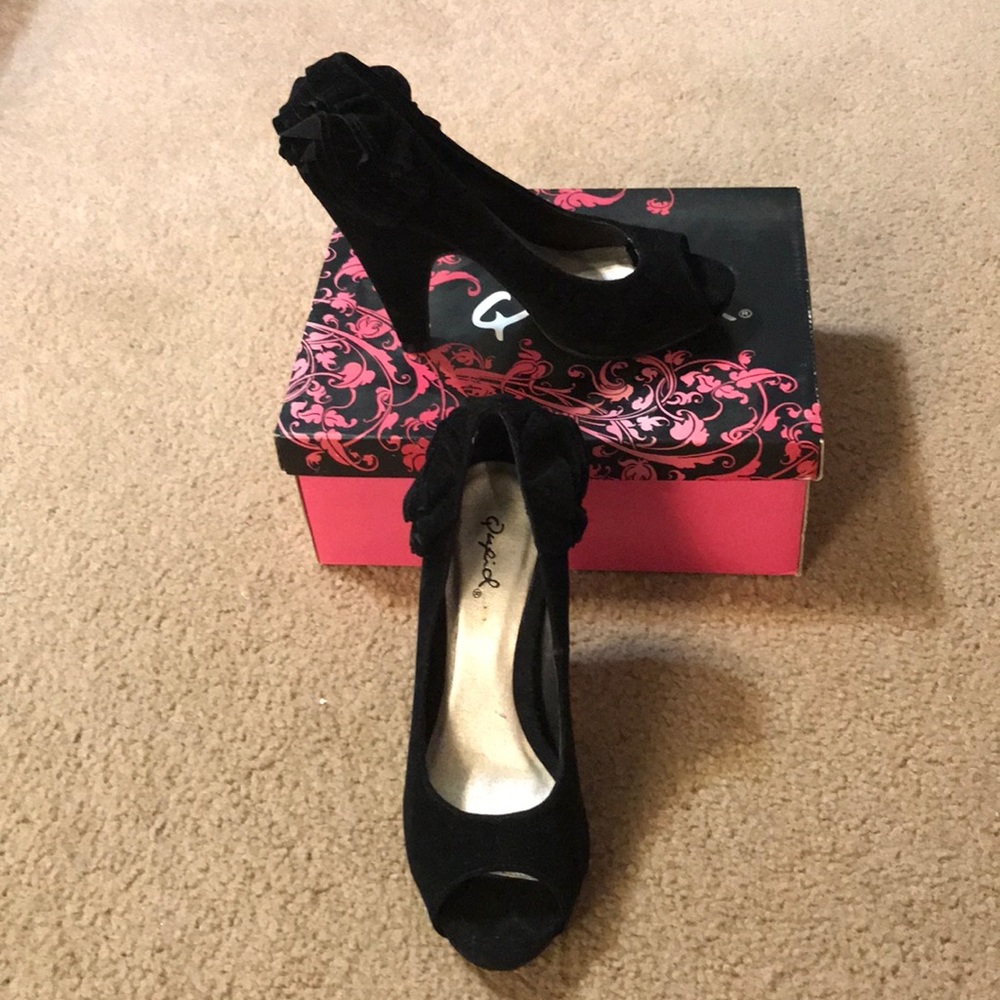 Qupid black ruffled velvet heels